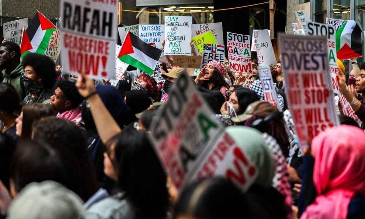 Os recentes protestos de estudantes nos Estados Unidos e em várias partes do mundo justificam essa visão otimista -  (crédito: CHARLY TRIBALLEAU / AFP)