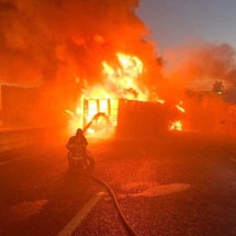 Incêndio em caminhão fecha BR-050 em Minas - CBMMG