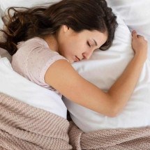  Zumbido, pernas inquietas e má alimentação: como atrapalham o sono - Freepik