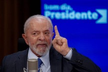 Lula critica ausência de prefeito em inauguração: 