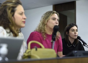 Deputadas Bella Gonçalves, Beatriz Cerqueira e Lohanna França comemoram prisão de suspeito de ameaças de morte, estupro e tortura -  (crédito: Assembleia Legislativa de Minas Gerais)