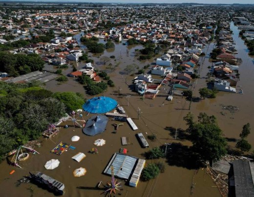 Vista aérea de uma área inundada, incluindo um parque de diversões, em Canoas, município ao norte de Porto Alegre, Brasil, tirada em 7 de maio de 2024       -  (crédito: Nelson ALMEIDA / AFP)