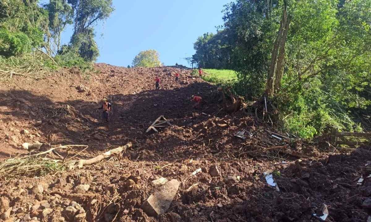 Equipe do CBMMG encontrou um corpo preso sob árvores e lama durante buscas no município de Bento Gonçalves, no Rio Grande do Sul