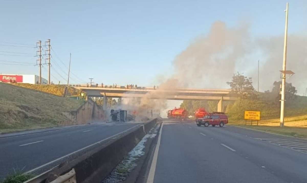 Pista da BR-050 está fechada devido a incêndio em caminhão