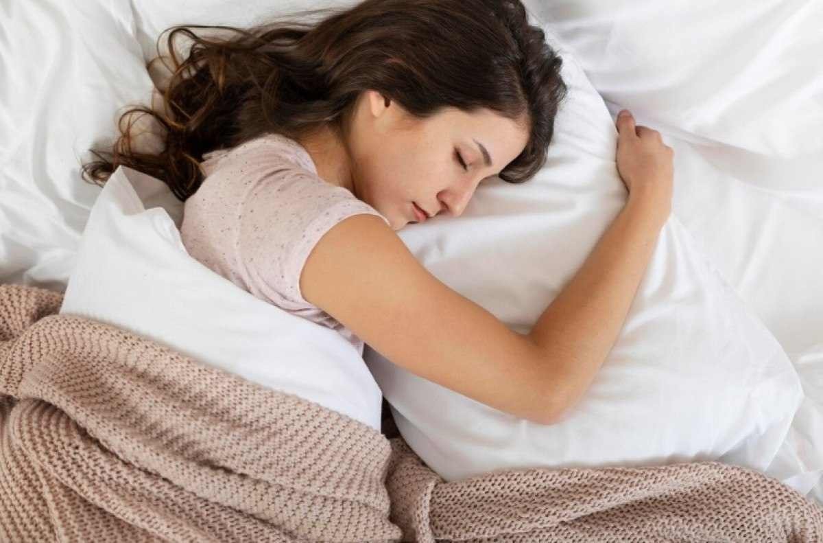  Zumbido, pernas inquietas e má alimentação: como atrapalham o sono