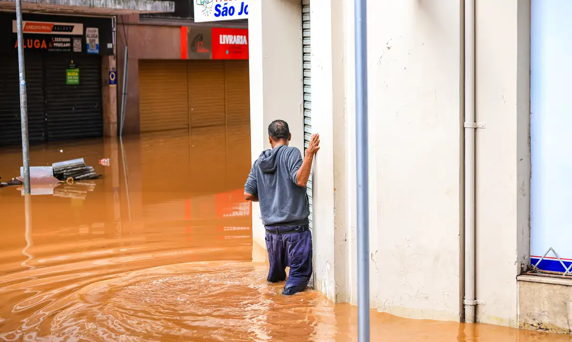 Saiba como prevenir doenças como a leptospirose, após chuvas no RS -  (crédito: EBC - Saúde)