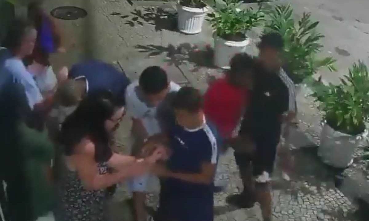 Casal foi cercado pelos bandidos, que levaram tudo -  (crédito: Reprodução/Dailymotion)