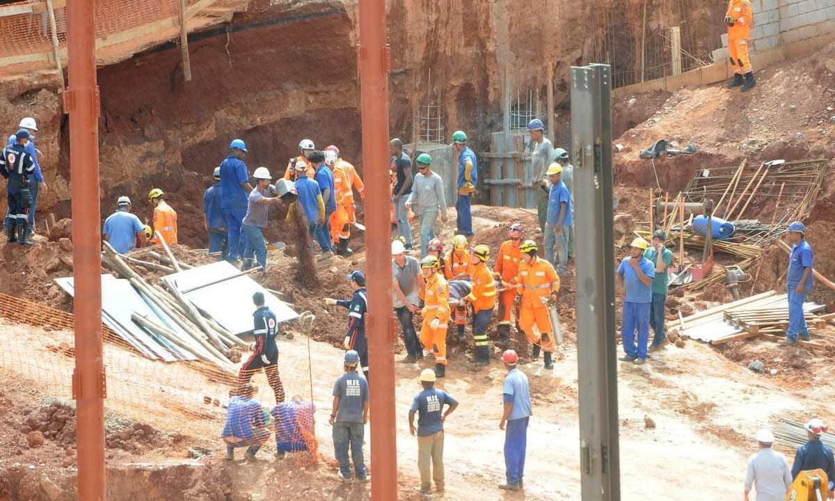 Quatros trabalhadores morreram e um ficou ferido devido ao deslizamento de um barranco em obra de construção de um supermercado, no bairro Belvedere, em BH -  (crédito: Leandro Couri/EM/D.A Press)