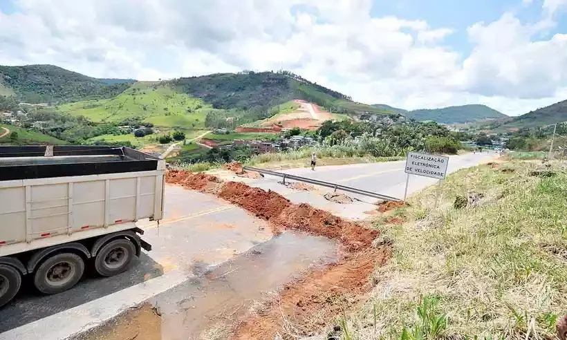 No km 96, a via foi completamente interditada em janeiro de 2022, depois de um afundamento da estrada na entrada de Abre Campo
 -  (crédito: Alexandre Guzanshe/EM/D.A Press)