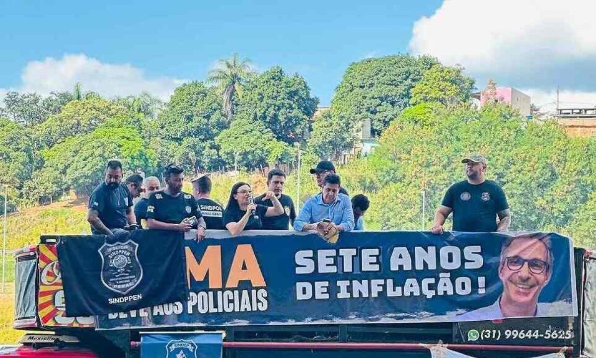 Servidores das forças de Segurança Pública protestam contra Zema em frente a Cidade Administrativa em abril de 2024 -  (crédito: Sindpol-MG/Divulgação)