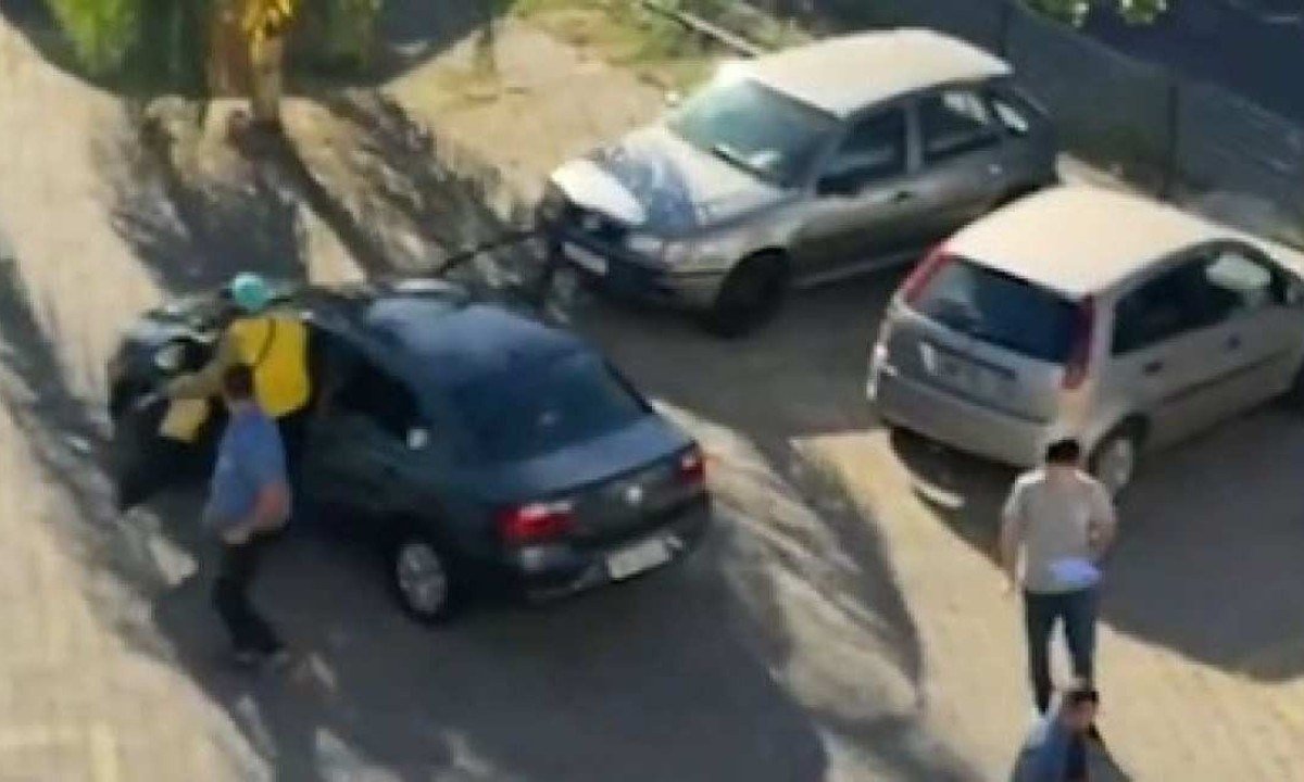 Homem chegou a roubar três carros durante fuga e foi baleado na costela -  (crédito: Redes Sociais)