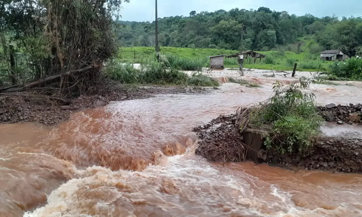 Chuva faz vaz&atilde;o de &aacute;gua das Cataratas do Igua&ccedil;u ficar cinco vezes acima do normal -  (crédito: EBC)