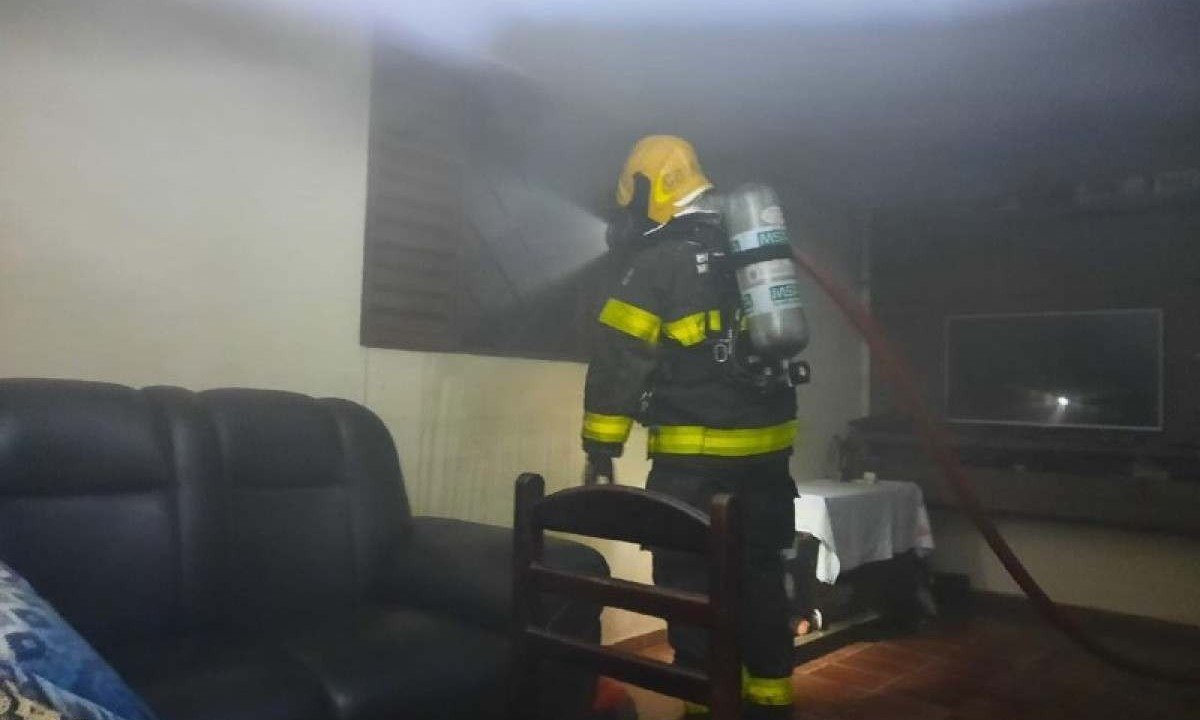 Homem com Alzheimer fica ferido em incêndio em uma casa no bairro Santo Antônio, em Araxá -  (crédito: CBMMG)