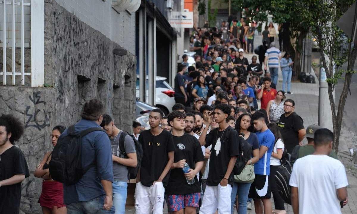 Jovens fazem fila de quase dois quarteirões para tirarem o título de eleitor -  (crédito: Tulio Santos/EM/DAPRESS)