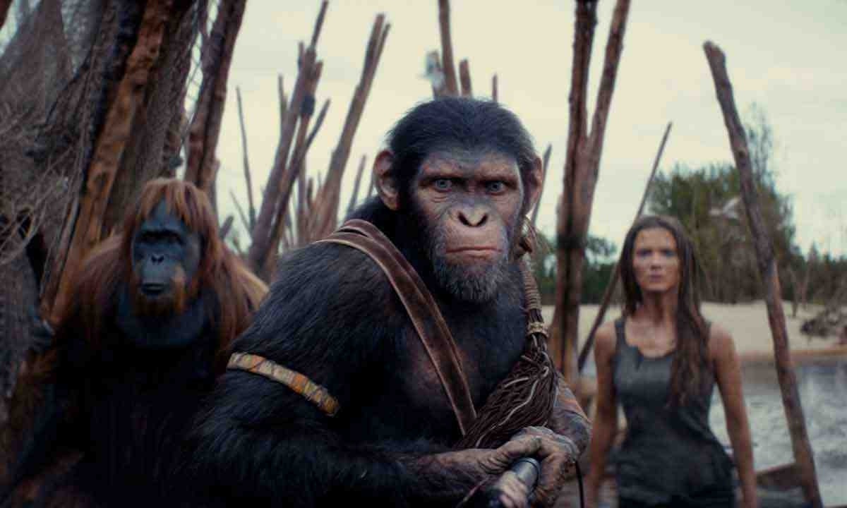 O jovem chimpanzé Noa (Owen Teague), que terá de salvar o Clã Águia, ganha a companhia da humana Mae (Freya Allan) -  (crédito: disney/divulgação)