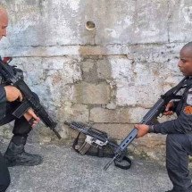 Traficantes em tiroteio intenso no Rio de Janeiro - Polícia Militar/Divulgação