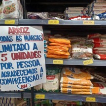 Supermercados em BH limitam compra de arroz após tragédia no RS - ALESSANDRA MELO/EM/REPRODUÇÃO