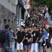 Jovens fazem fila gigantesca para tirarem o título de eleitor - Tulio Santos/EM/DAPRESS