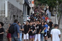 Jovens fazem fila gigantesca para tirarem o título de eleitor