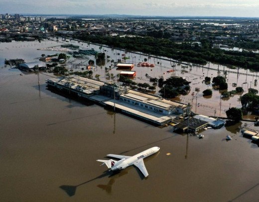 O aeroporto se encontra alagado e interditado por tempo indeterminado -  (crédito:  AFP)