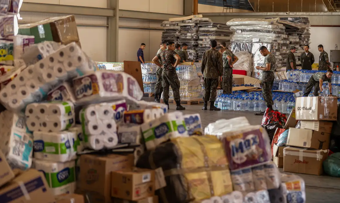 Brasilienses fazem fila para doações a vítimas das enchentes no RS -  (crédito: EBC)