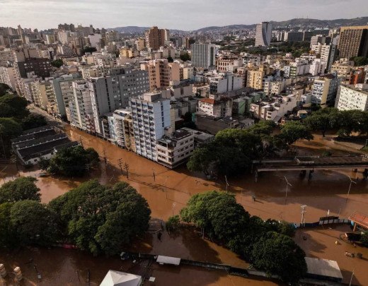 Nível do Guaíba diminui, mas água segue avançando em ruas de Porto Alegre e novas chuvas são esperadas para o estado nos próximos dias -  (crédito: Nelson ALMEIDA/AFP)