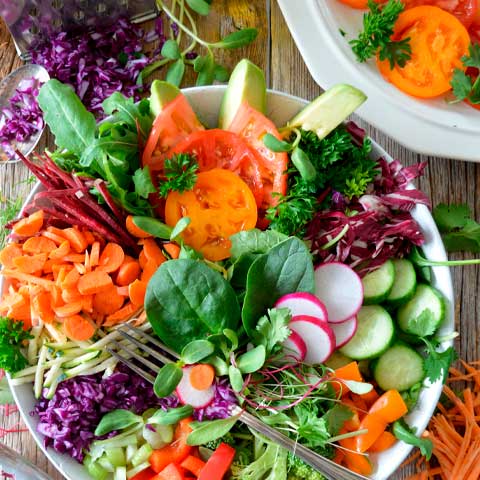 Incluir vegetais e legumes nas refeições diárias ajuda a alcançar um equilíbrio nutricional para uma vida mais saudável. Então, que tal começar agora?  -  (crédito: Nadine Primeau/Unsplash )