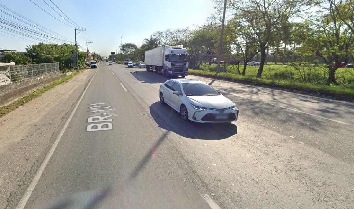 Passageiro de ônibus é baleado ao reagir a assalto 