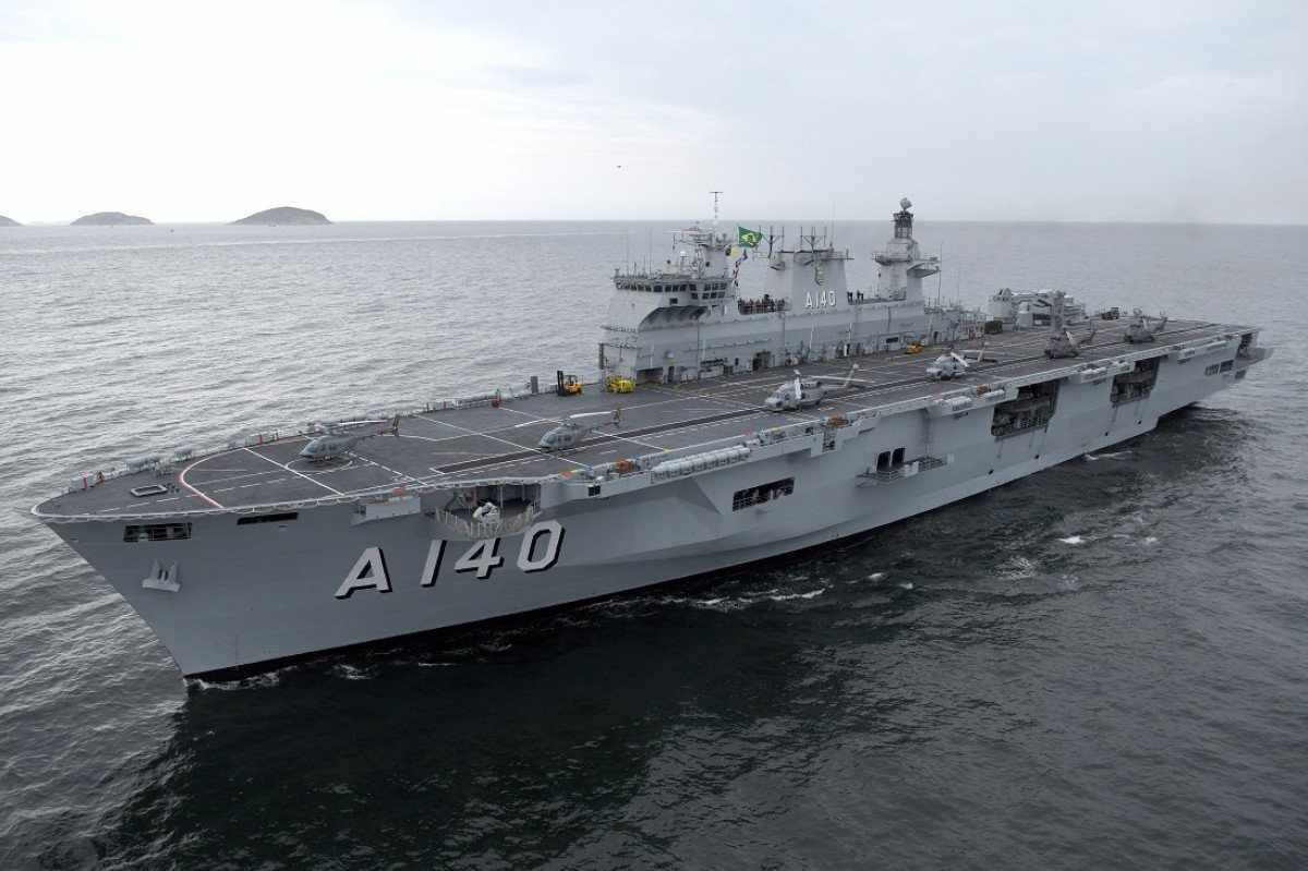 Maior navio de guerra da América Latina chega ao RS para ajudar em resgates