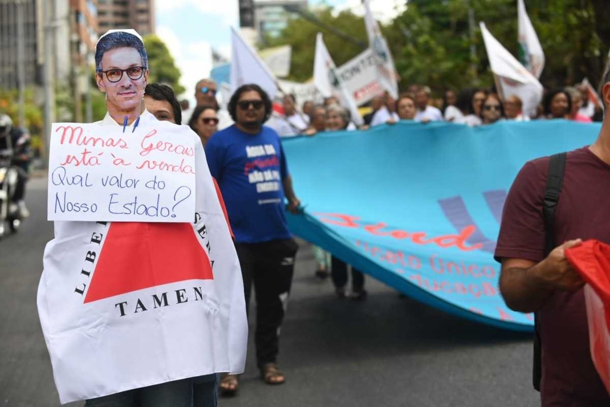 Servidores da Educação divulgaram carta aberta contra a proposta de reajuste do governo de Minas Manifestantes da Educação são contra o governador Romeu Zema