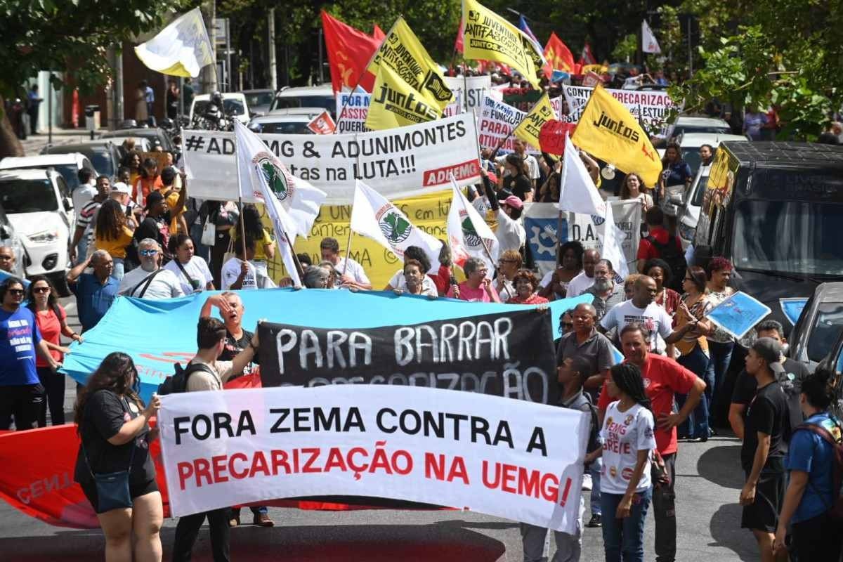 Servidores da Educação protestam contra Zema no entorno da ALMG