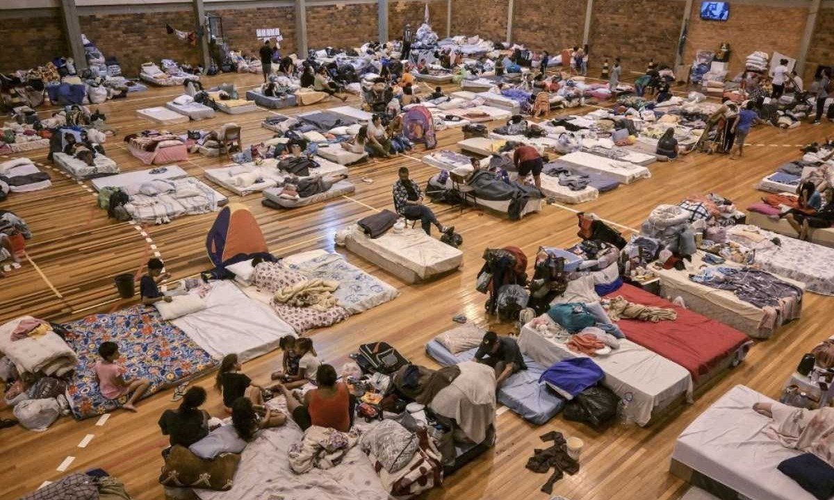 Vítimas das enchentes se abrigam no Centro Estadual de Treinamento Esportivo (CETE), no bairro Menino Deus, em Porto Alegre (RS) -  (crédito: Nelson ALMEIDA / AFP)
