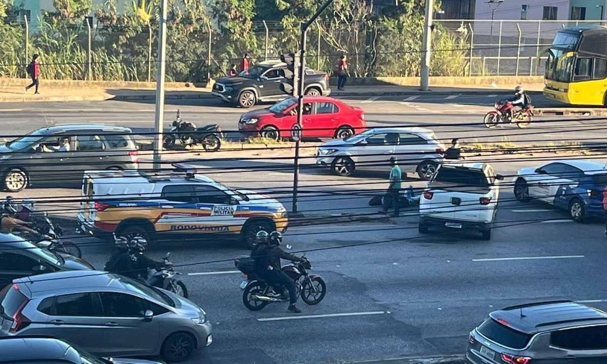 Acidente complica trânsito para o motorista que segue sentido centro da capital  -  (crédito: Wellington Barbosa/EM/D.A.Press)