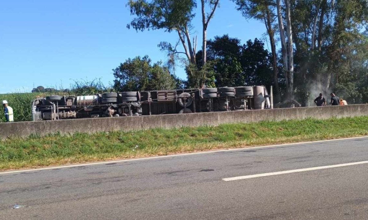 Pista da BR-381, no Sul de Minas, está fechada no sentido São Paulo -  (crédito: Redes Sociais/Reprodução)