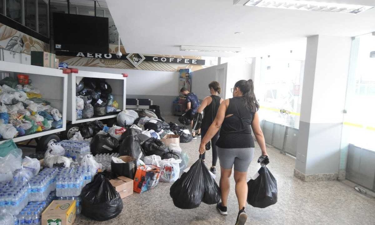 Posto de doação no Aeroporto da Pampulha arrecadou cerca de 100 toneladas de donativos -  (crédito: Alexandre Guzanshe/EM/D.A. Press)