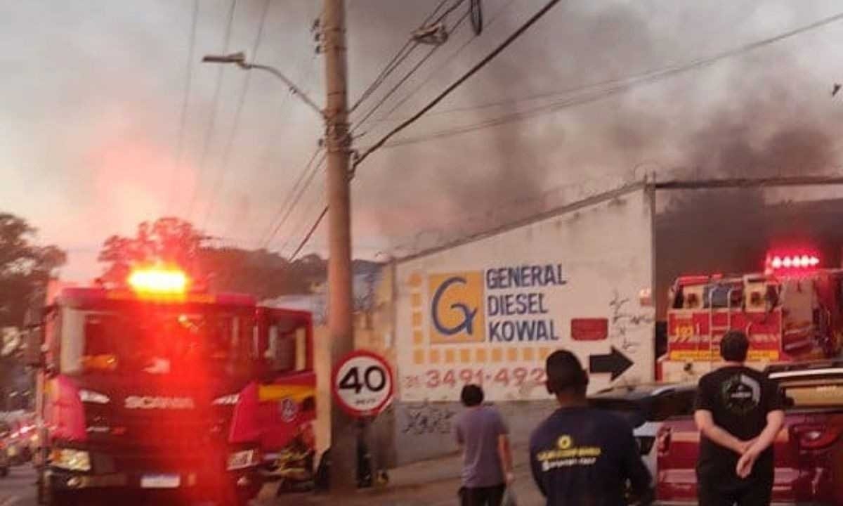 O incêndio atinge dois estabelecimentos comerciais na Avenida Itaú, no Bairro Padre Eustáquio -  (crédito: Reprodução/Corpo de Bombeiros (CBMG))