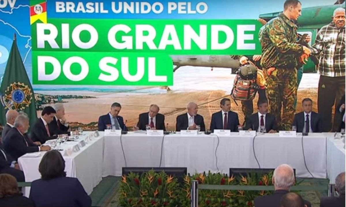 Em coletiva de imprensa, ao lado de ministros o presidente Lula anunciou o primeiro pacote de ações para destinar recursos ao socorro do Rio Grande do Sul.  -  (crédito: Reprodução Canal Gov )