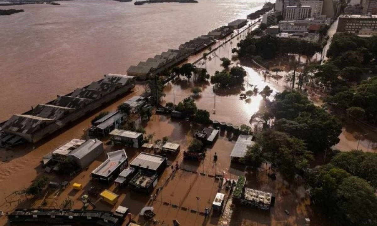 Vista aérea da área portuária inundada de Porto Alegre, Rio Grande do Sul, Brasil, tirada em 8 de maio de 2024 -  (crédito: Nelson Almeida / AFP )
