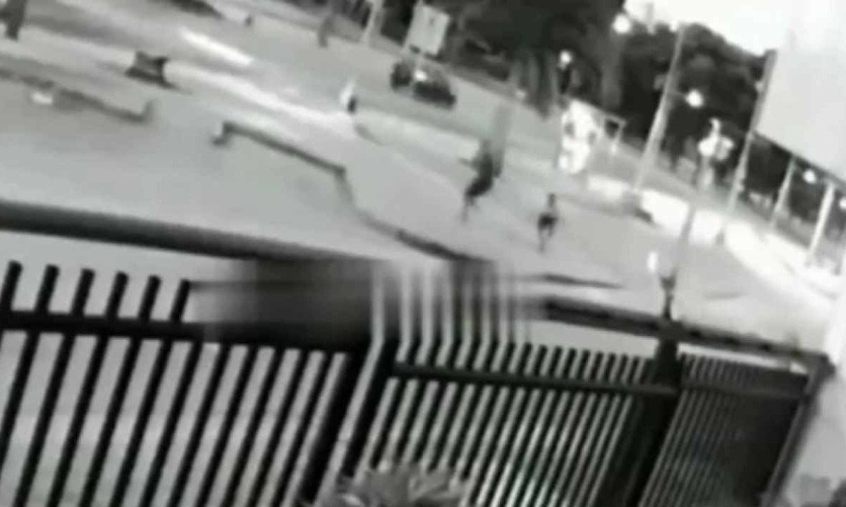 Frame do vídeo que flagrou personal sendo baleado e morto em assalto por bandido -  (crédito: Reprodução/câmera de segurança)