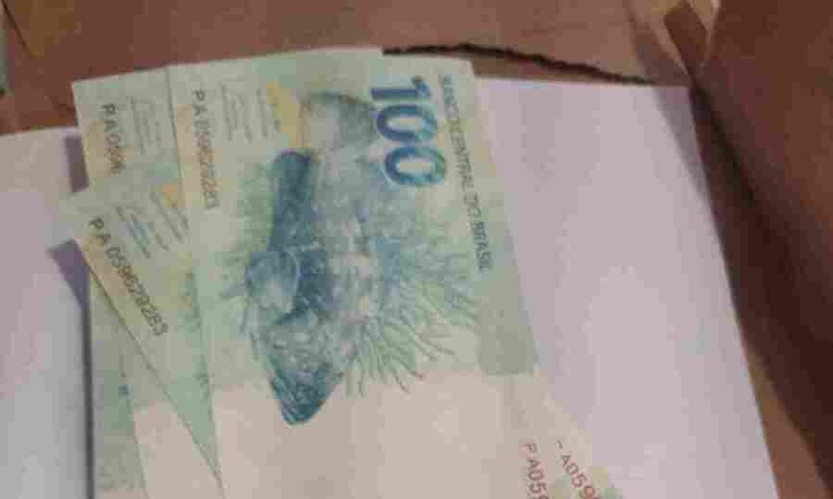 Cédulas de R$ 100 com indícios de falsificação foram apreendidas pela PF -  (crédito: Polícia Federal/Divulgação)