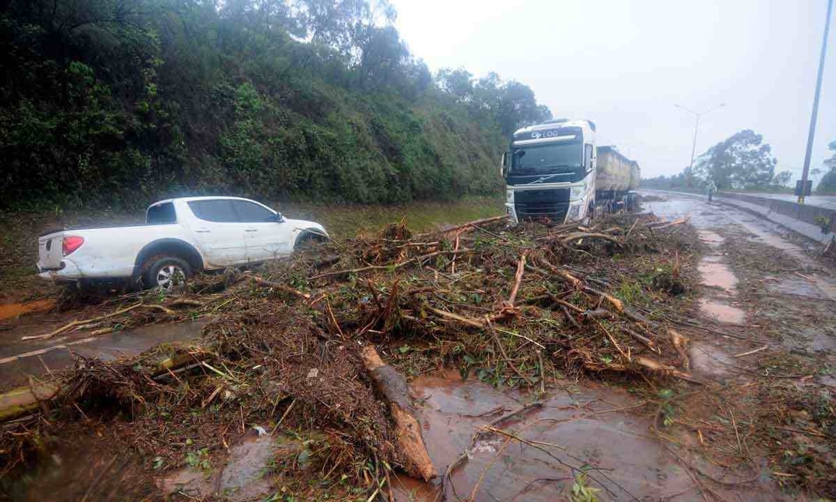 Temporal causou rompimento de dique, que interditou a BR-040. no interior de Minas Gerais, tempestades inundaram cidades e causaram mortes

 -  (crédito: Leandro Couri/EM/D.A Press - 8/1/22)