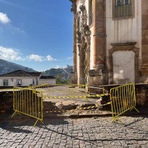 Vídeo: carro invade contramão e destrói muro de igreja em Minas - Lucas Godoy/Reprodução
