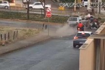 Vídeo: motorista alcoolizado perde controle de carro e bate em duas motos