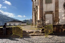 Vídeo: carro invade contramão e destrói muro de igreja em Minas