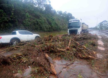 Temporal causou rompimento de dique, que interditou a BR-040. no interior de Minas Gerais, tempestades inundaram cidades e causaram mortes

 -  (crédito: Leandro Couri/EM/D.A Press - 8/1/22)