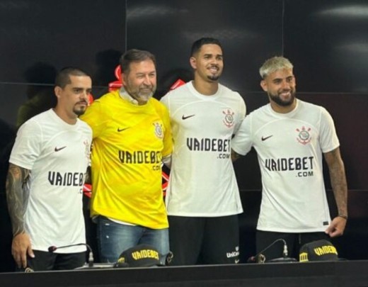 Presidente Augusto Melo e jogadores na apresentação do acordo com a VaideBet -  (crédito: Foto; Divulgação/Corinthians)