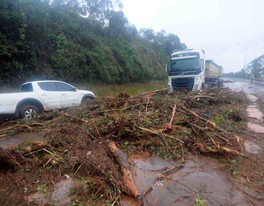 Temporal causou rompimento de dique, que interditou a BR-040. no interior de Minas Gerais, tempestades inundaram cidades e causaram mortes

 -  (crédito: Leandro Couri/EM/D.A Press - 8/1/22)