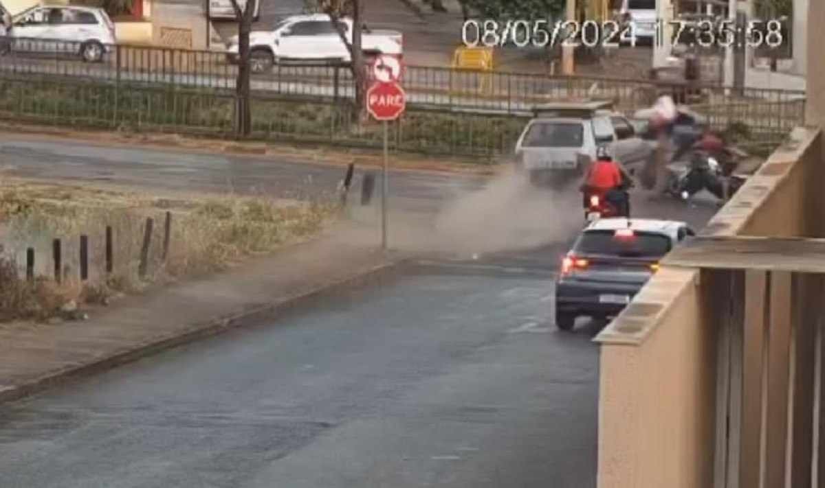 Vídeo: motorista alcoolizado perde controle de carro e bate em duas motos