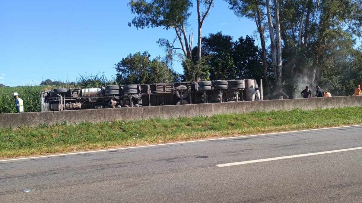 Carreta com cimento tomba e interdita Fernão Dias