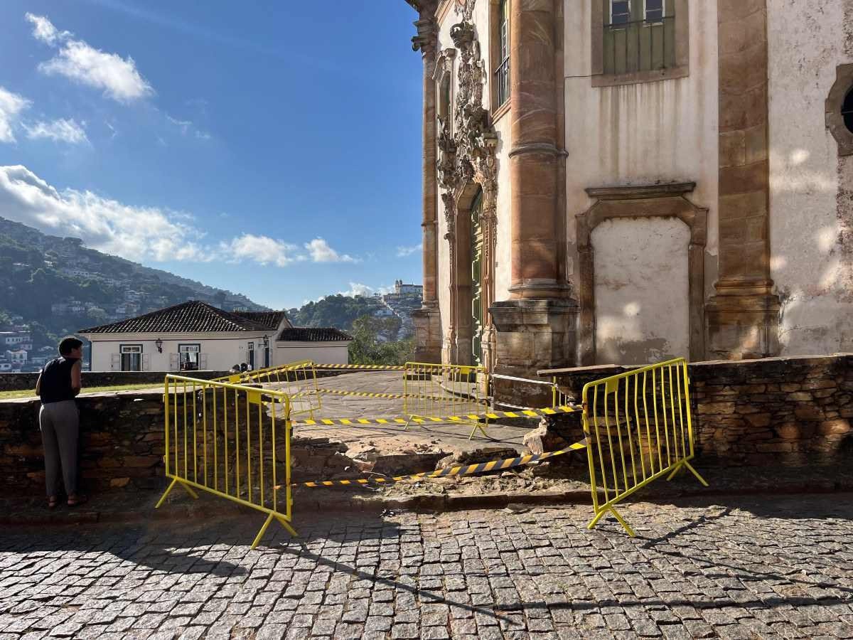 Vídeo: carro invade contramão e destrói muro de igreja em Minas